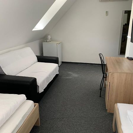 Penzion Holiday Trnava Luaran gambar
