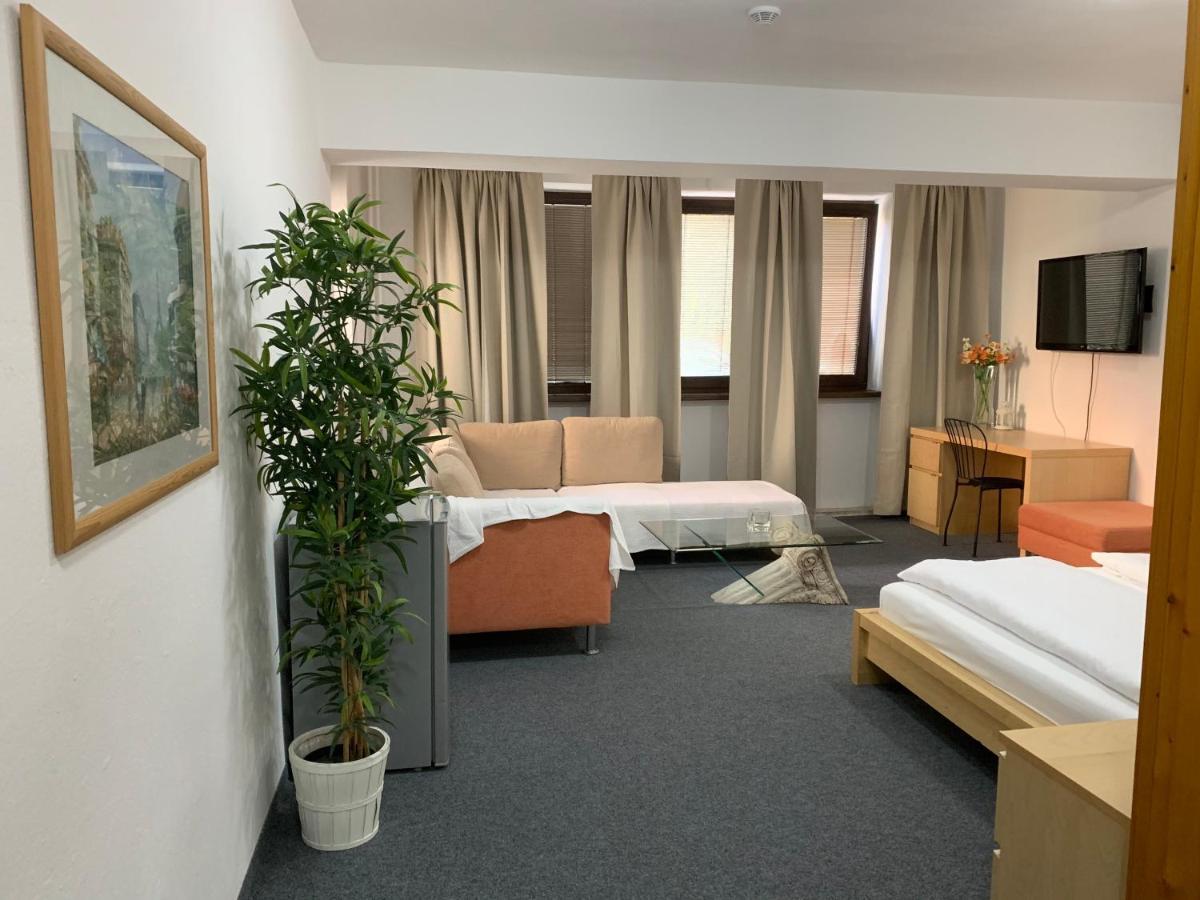 Penzion Holiday Trnava Luaran gambar
