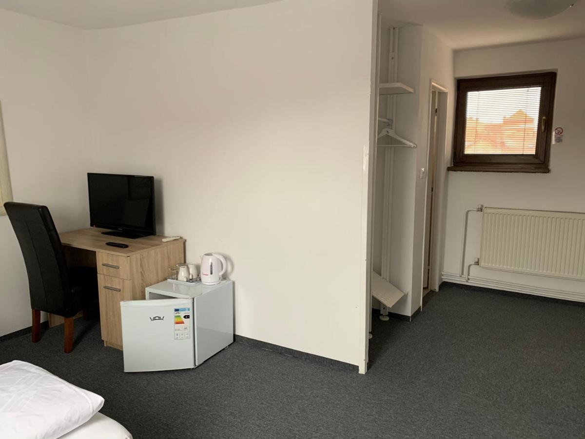 Penzion Holiday Trnava Luaran gambar