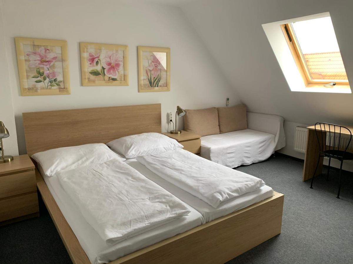 Penzion Holiday Trnava Luaran gambar