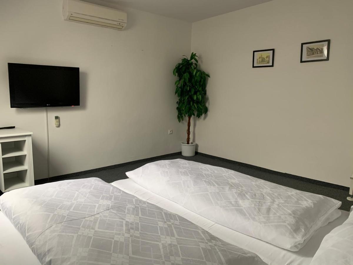 Penzion Holiday Trnava Luaran gambar