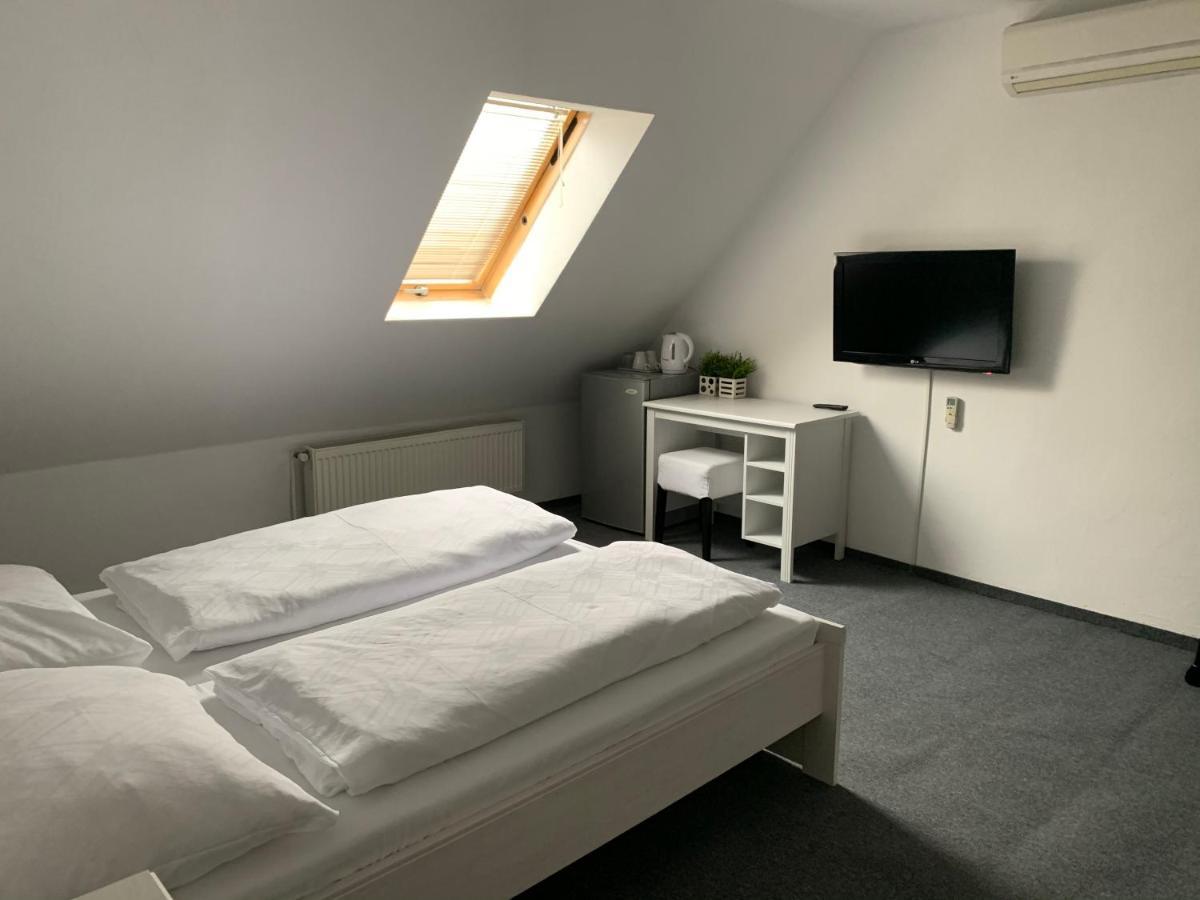 Penzion Holiday Trnava Luaran gambar