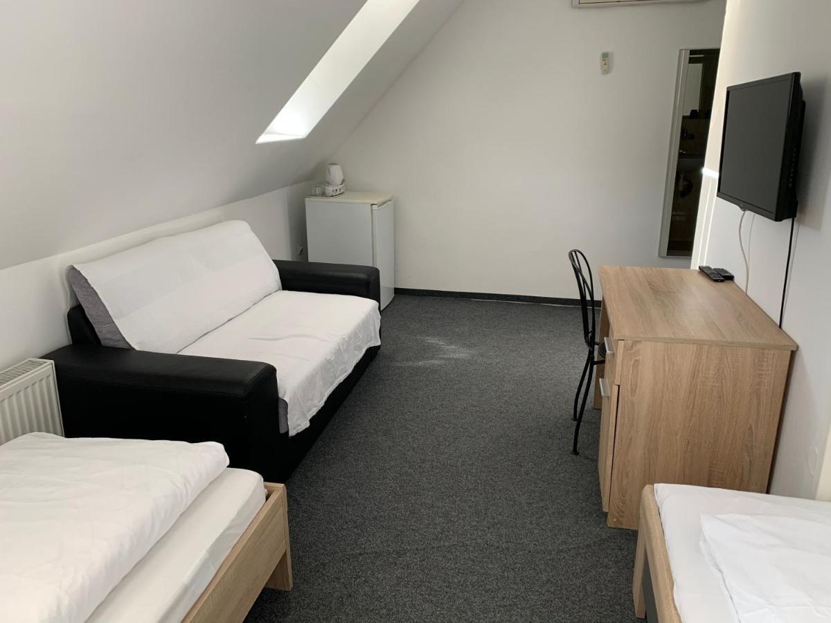 Penzion Holiday Trnava Luaran gambar
