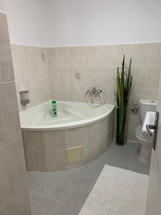 Penzion Holiday Trnava Luaran gambar